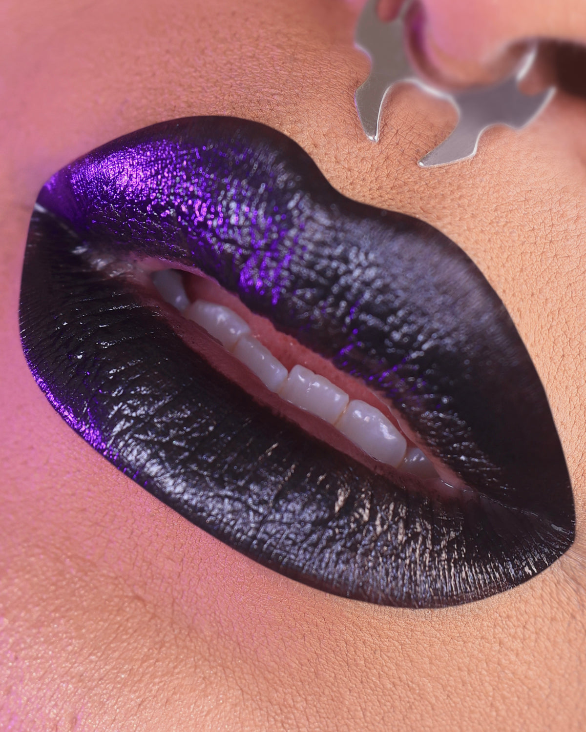 Black Metal – Magischer Metallic-Lippenstift