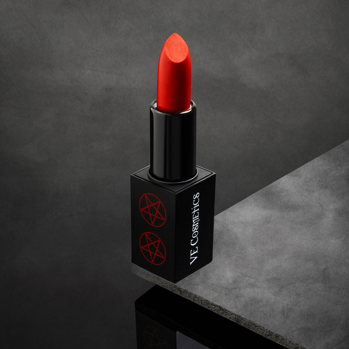 Rouge à Lèvres Envoûtant – Teinte Mystérieuse (Écarlate froid à base bleue)